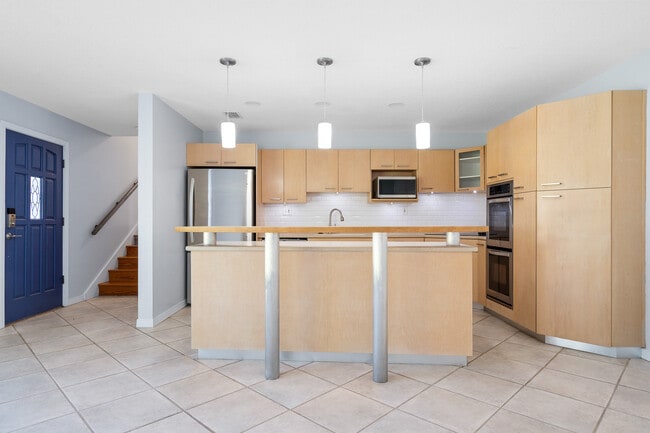 Building Photo - 4420 W Fair Oaks Ave