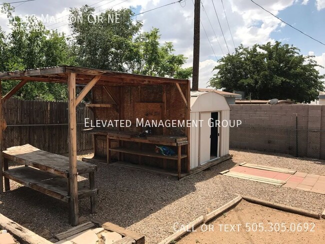 Building Photo - Nice 3 bedroom in Mesa Village. Great loca...