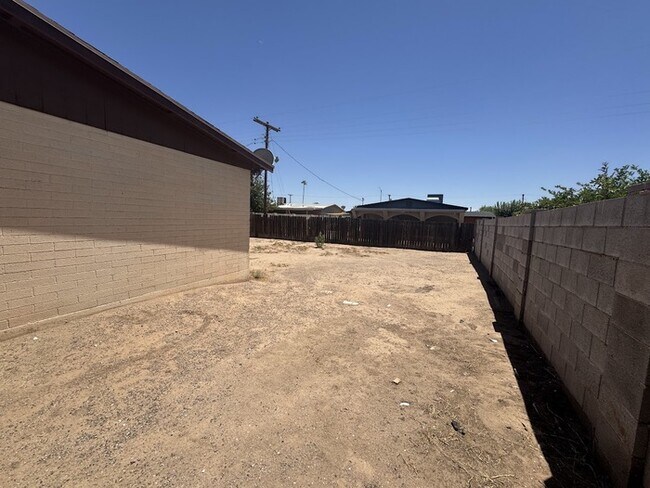Building Photo - 7747 W Weldon Ave