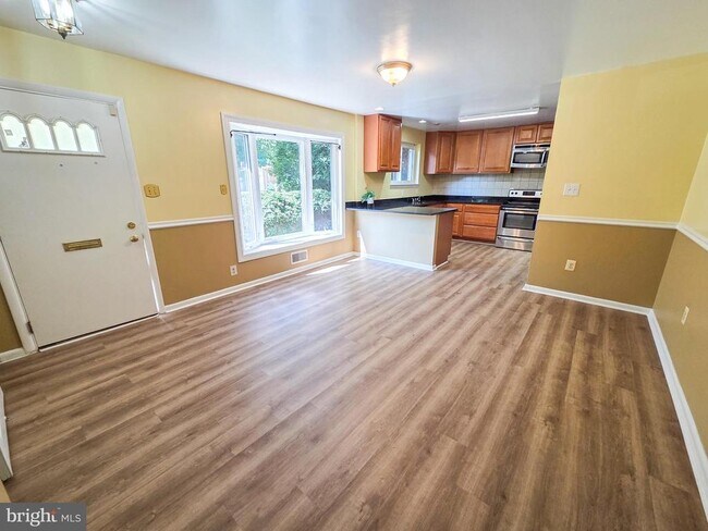 Building Photo - 305 Hillsboro Dr