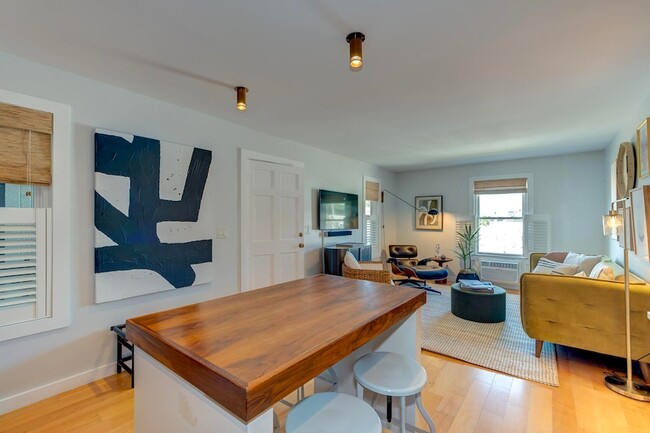 Building Photo - 2057 Middle St