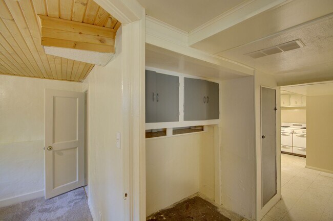 Building Photo - 2257 S Franklin St