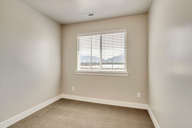 Building Photo - Dog Friendly Exchange Townhome