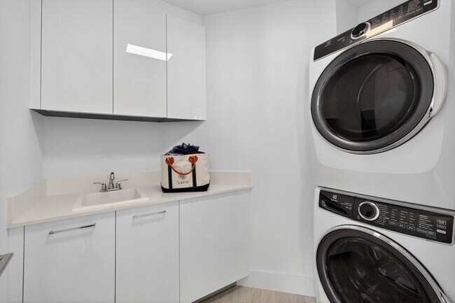 Building Photo - 153 N Seabreeze Blvd