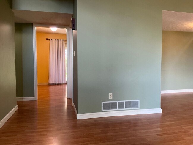 Building Photo - Townhome - 3 Bedroom/ 2.5 Bathroom - Avail...