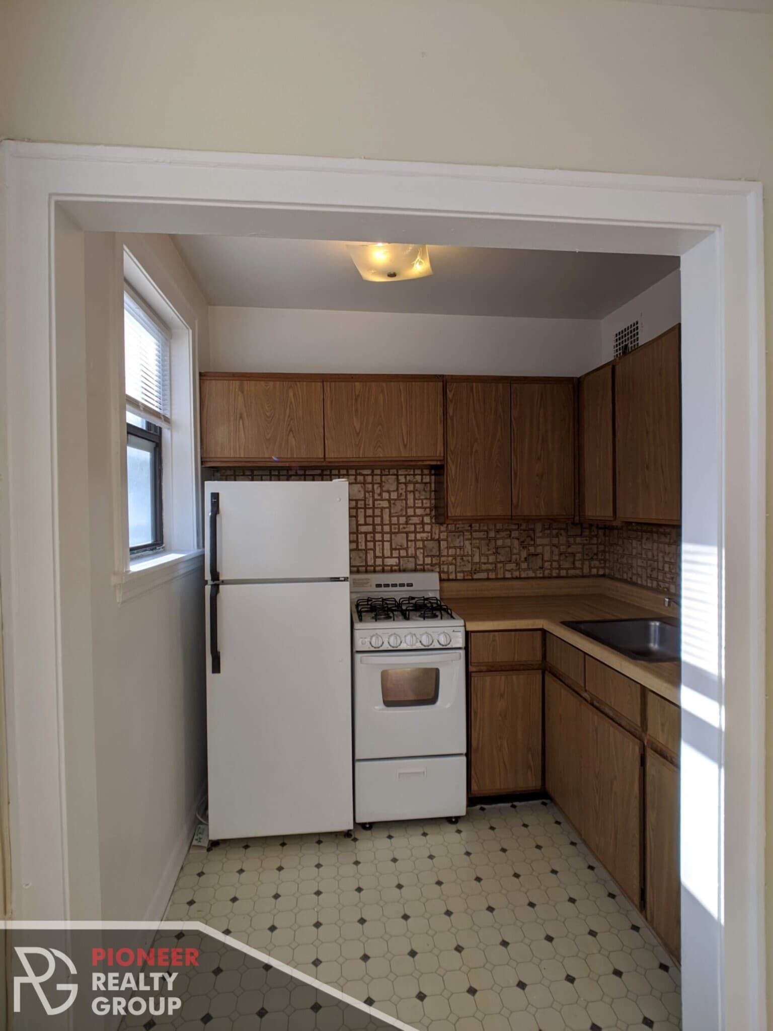 Building Photo - 737 W Belmont Ave