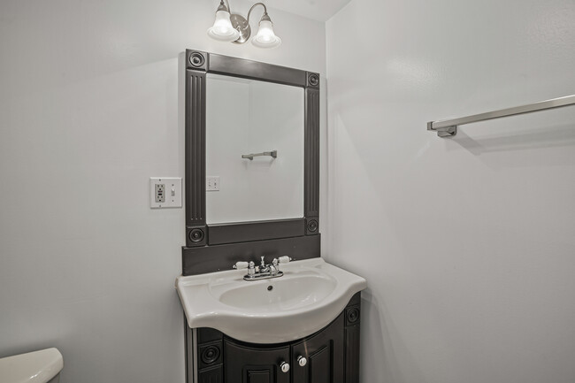 Building Photo - 807 Fairmont Ct