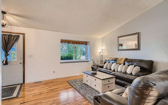 Building Photo - Incredible Tri-level home in Cherry Creek ...