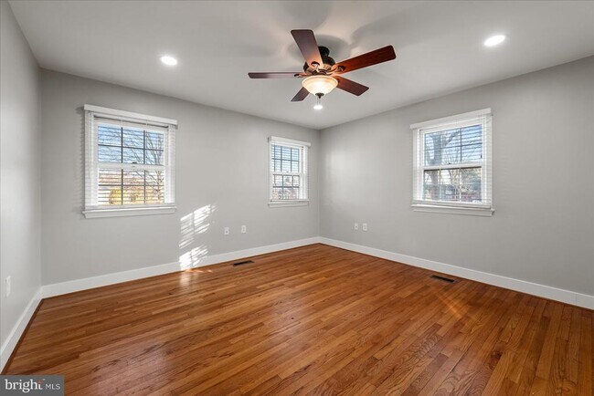 Building Photo - 641 W Country Club Dr