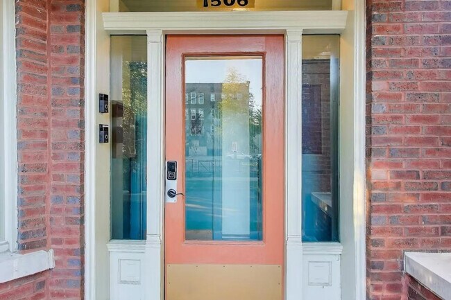 Building Photo - 1506 W Thome Ave