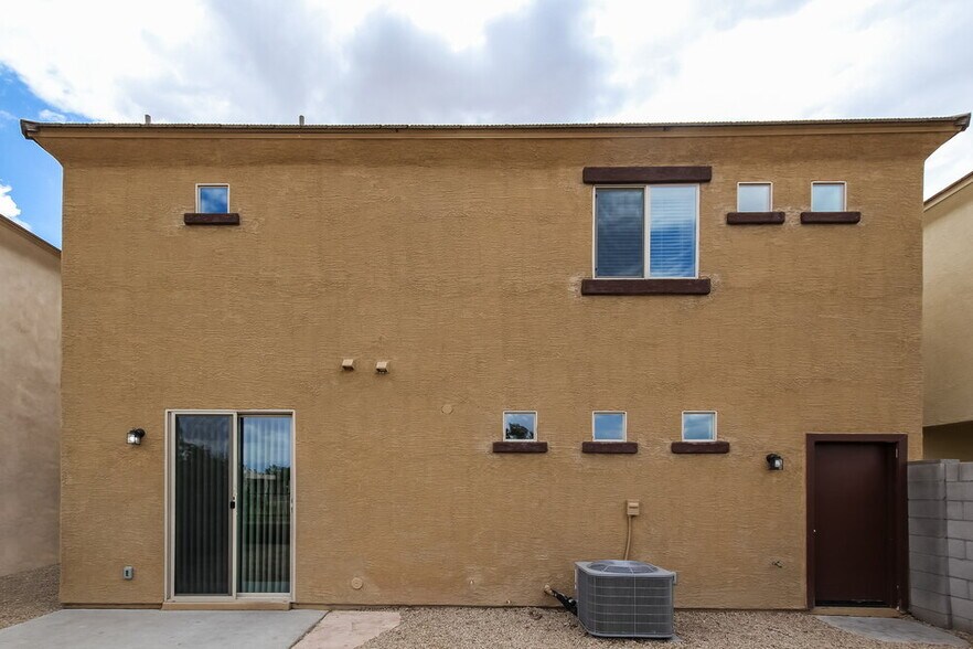 Building Photo - 10320 W Devonshire Ave