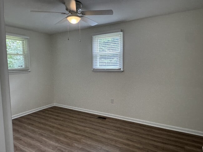 Building Photo - 208 Regalwood Dr