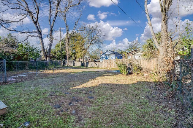 Building Photo - Updated 3BR, 2BA Craftsman Home Minutes from Downtown Savannah