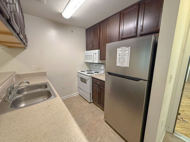 Building Photo - 4 Bed 4 Bath Condo with New carpet available now!!!