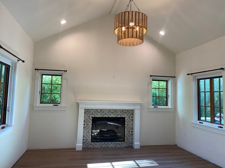 Building Photo - 1077 E Howard St