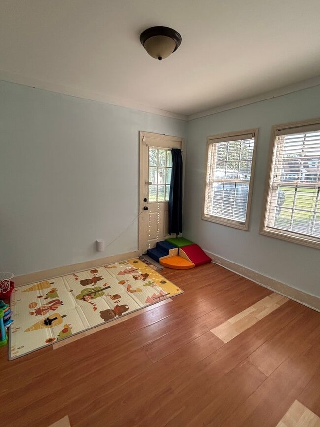 Building Photo - 109 Live Oak Cir