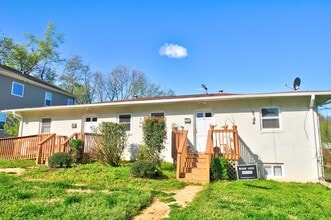 Building Photo - Cute 2 bedroom - Close to Downtown Carrboro and  UNC!