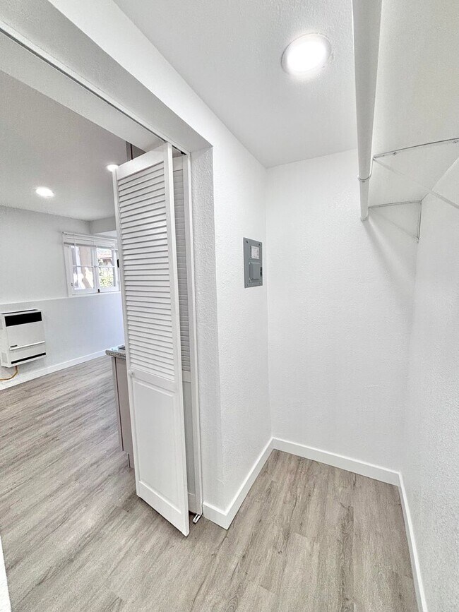 Building Photo - 3945 1/2 Lowell Ave