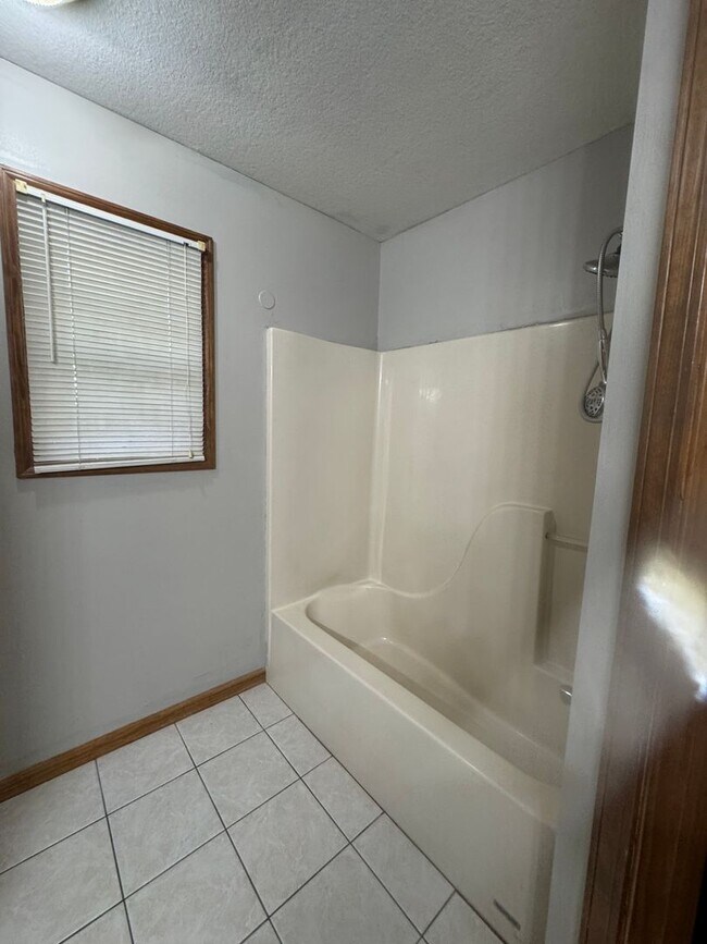 Building Photo - 3 Bed / 2 Bath Available Now
