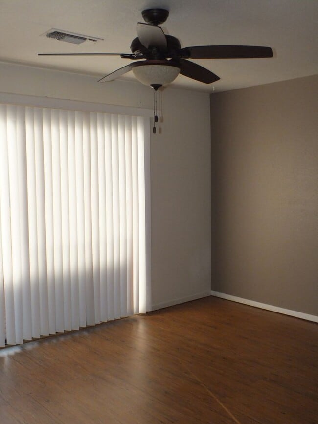 Building Photo - Rescue duplex 2/1 home w garage $2195