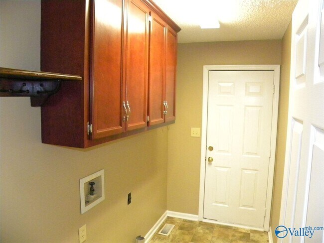 Building Photo - 102 Pam Cir