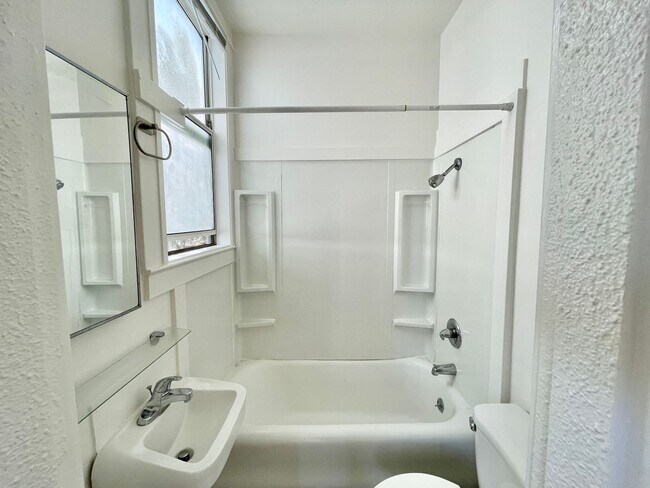 Building Photo - Charming Studio Apartment in the heart of ...