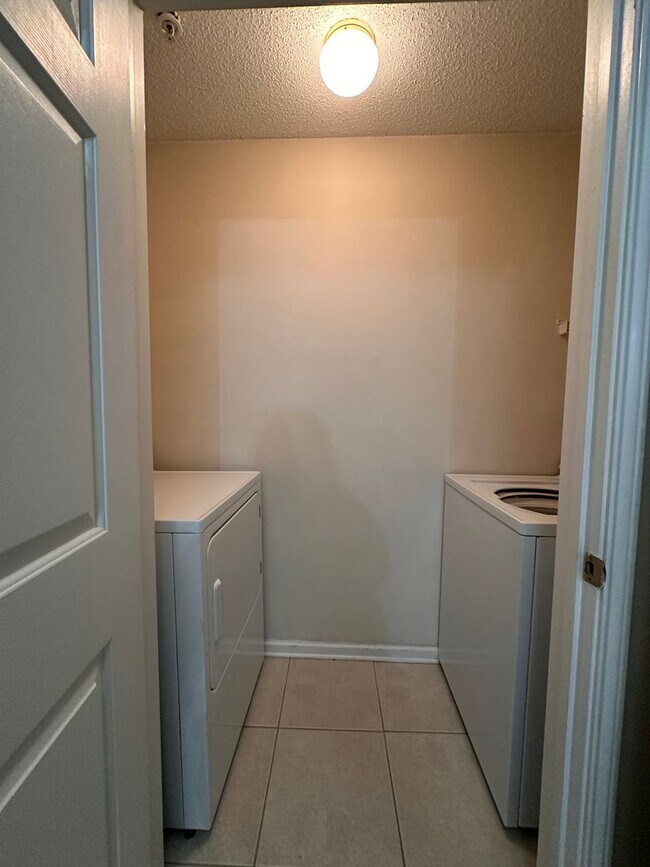 Building Photo - Spacious 1B/1B Unfurnished Condo near Beach in the Heart of Destin!