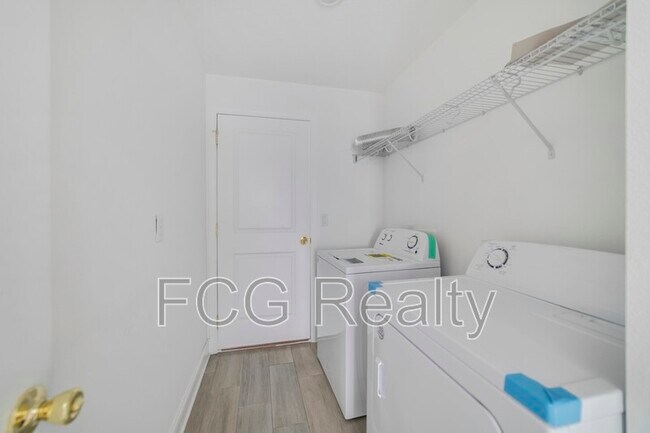 Building Photo - 417 St Johns Ln