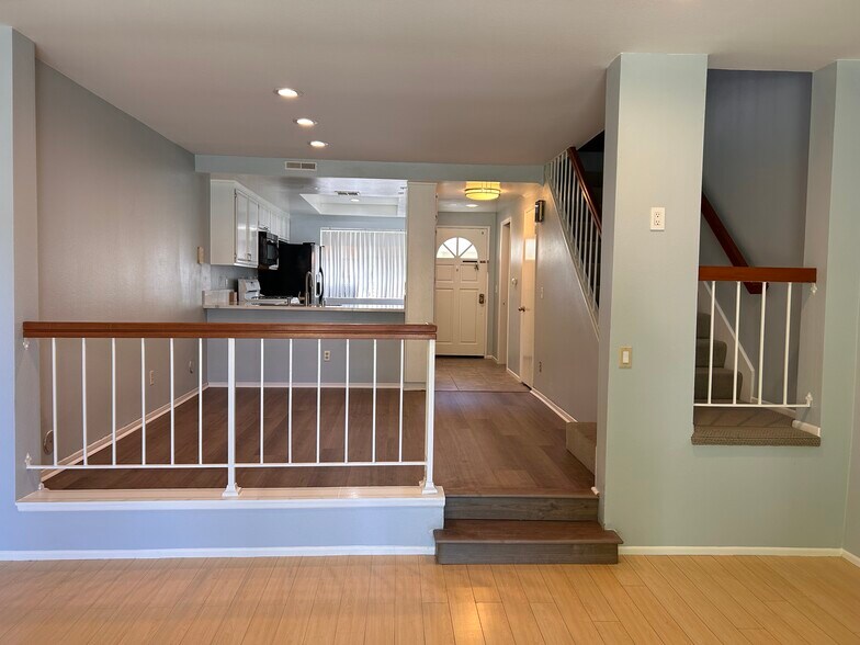 Building Photo - 5604 Las Virgenes Rd