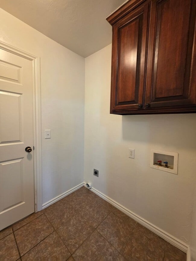 Building Photo - 3 bed, 2 bath home in Shawnee!