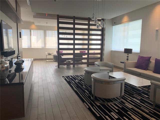 Building Photo - 999 SW 1st Ave