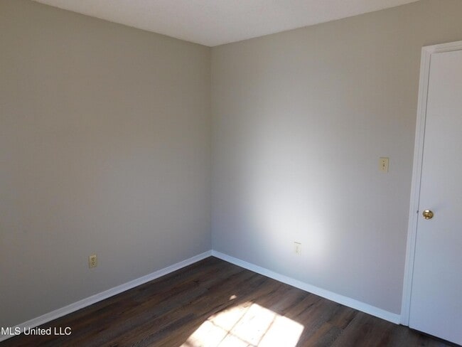 Building Photo - 5820 Briarwood Dr