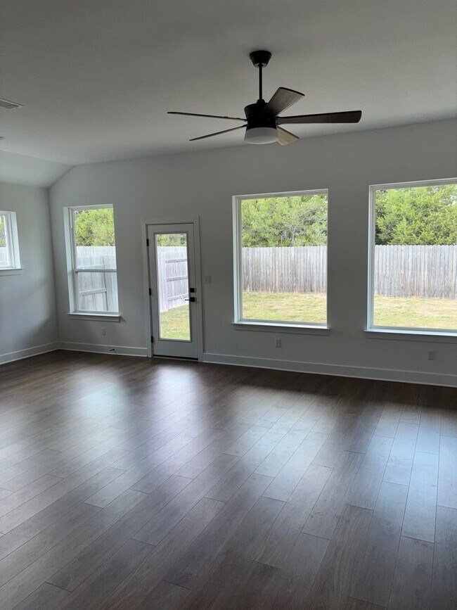 Building Photo - 3 Bedroom 2 Bathroom Georgetown Home