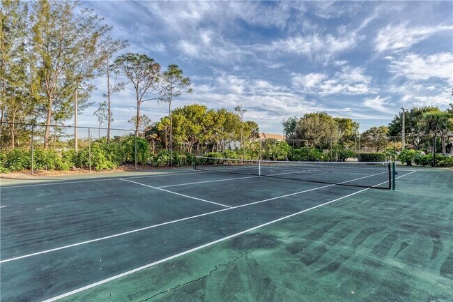 Building Photo - 1700 Crestwood Ct S