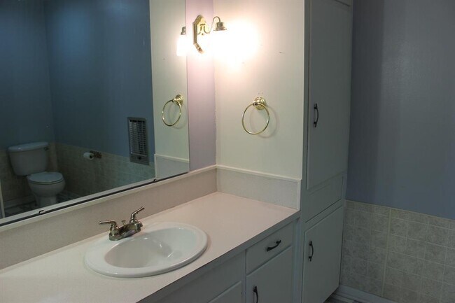 Building Photo - 881 High Oaks Dr