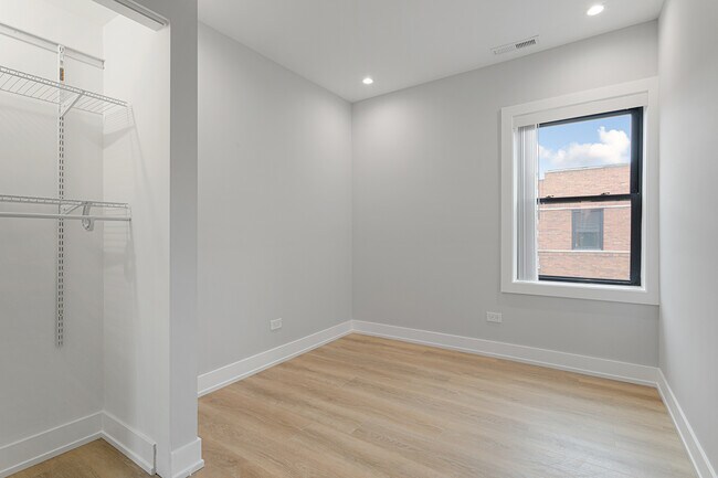 Building Photo - 1558 W Juneway Terrace