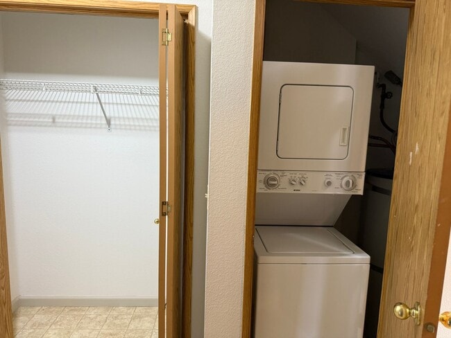 Building Photo - 2 Bed, 2 Bath Upper Level Condo