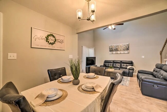 Building Photo - Pet Friendly Three Bedroom!