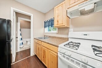 Building Photo - 1 Bedroom 1 Bath duplex in Roseville!