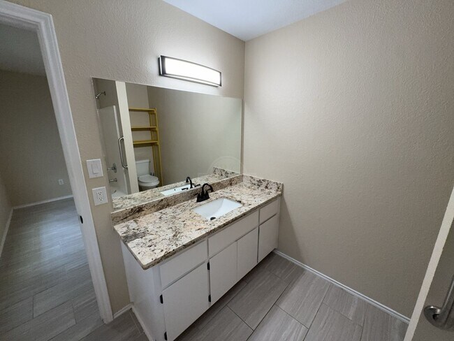 Building Photo - 2611 Littlewood Dr