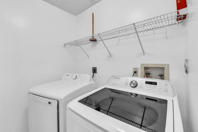 Building Photo - 6813 Via Regina
