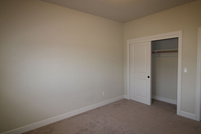 Building Photo - WELL MAINTAINED, BEAUTIFUL 5 BR HOME IN THE CAMAS HILLS!