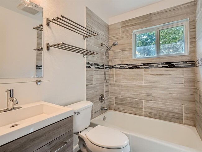 Building Photo - 6035 Bluebell Cir