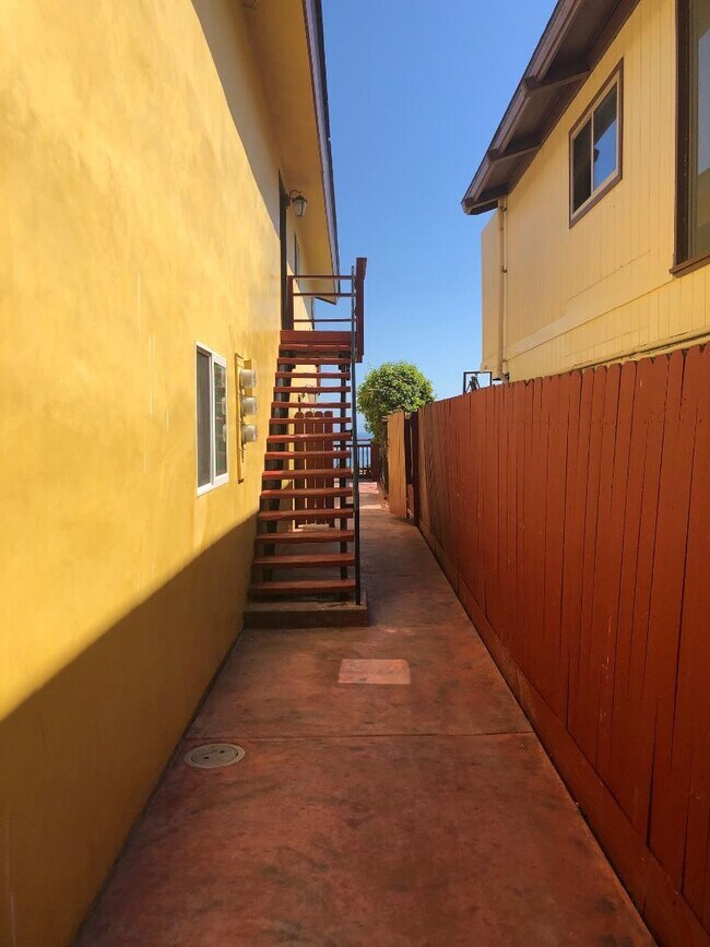 Building Photo - 6693 Del Playa Dr