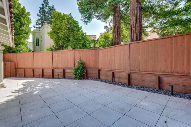 Building Photo - Beautiful and spacious 3 bedroom 2.5 bath ...