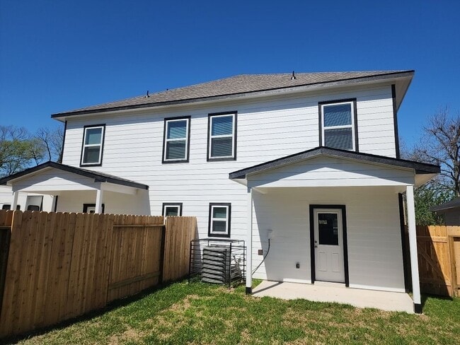 Building Photo - 1313 Ellington St