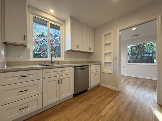 Building Photo - Charming Palo Alto Home with Renovated Kitchen & Spacious Backyard