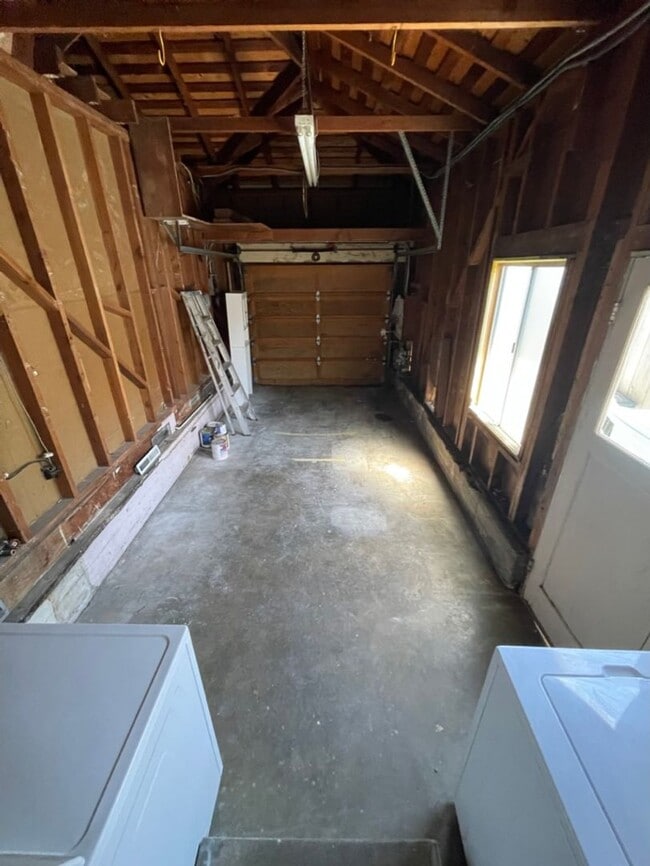 Building Photo - 3BD 1 BA Home in San Carlos with large bac...