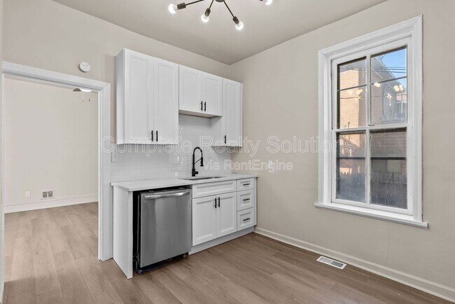 Building Photo - 3915 Russell Blvd