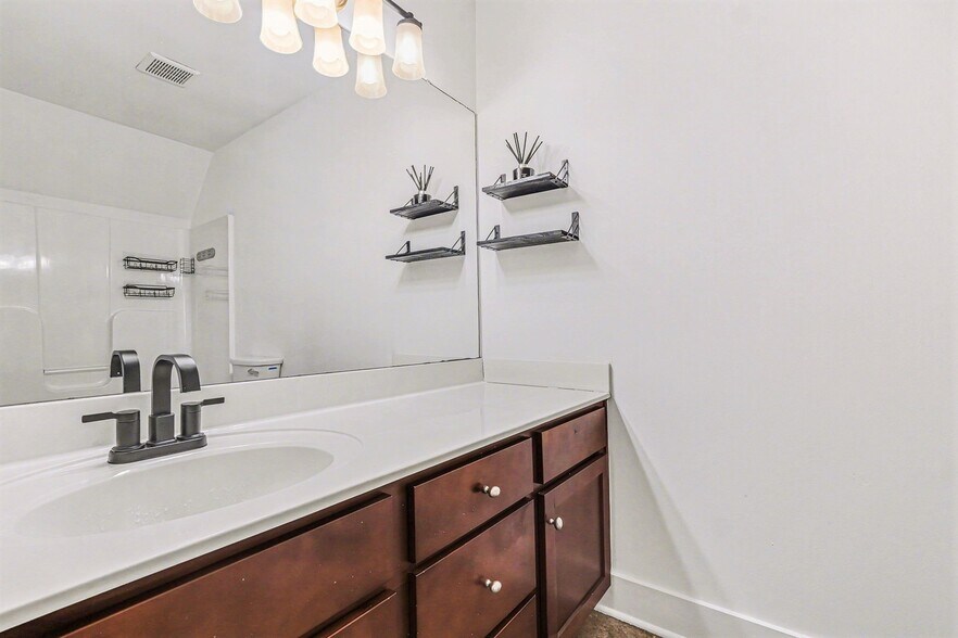 Building Photo - 3704 Lausanne Dr